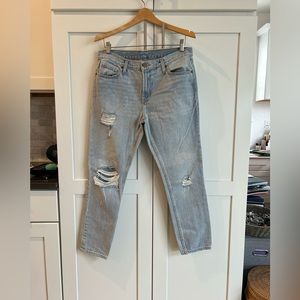 BDG Urban Outfitter Women’s Mid-rise distressed Light Wash Jeans, Woman’s Sz 28